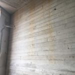 Nids d’abeilles à enlever dans un mur en béton imitation bois
