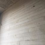 Behandelde betonwand met plankenstructuur - esthetische betonherstelling