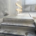 Fase I van het bij te werken bordes van een prefab betontrap