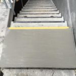 Fase I van het bij te werken bordes van een prefab betontrap