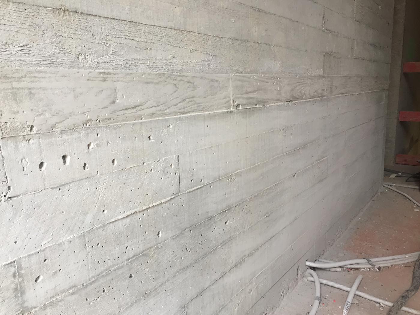 Nids d’abeilles à enlevés dans un mur en béton imitation bois